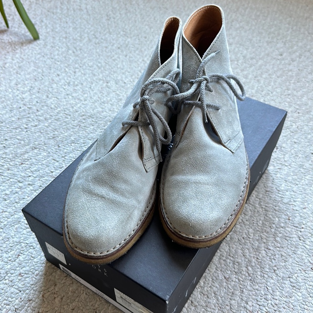 BARNEYS NEW YORK MENS SUEDE DESERT BOOTS